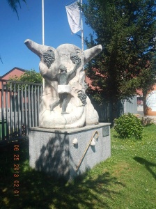 Monument to the founders of a wine cooperative in Camponaraya